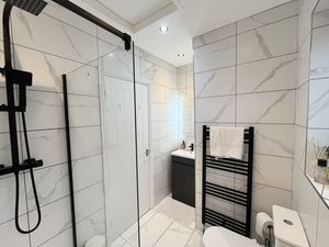 Shower room- click for photo gallery